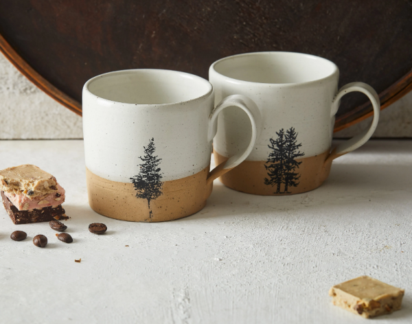 Mug dengan desain pohon cinta yang beraneka warna